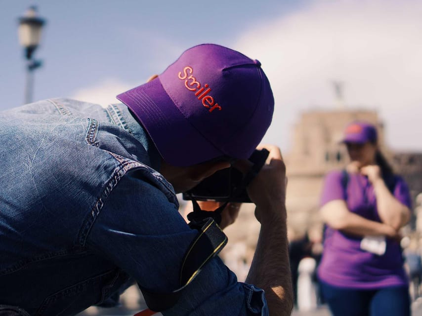 Romantic Photoshoot Experience for Couples in Barcelona - Meeting at the Sagrada Familia Souvenir Shop