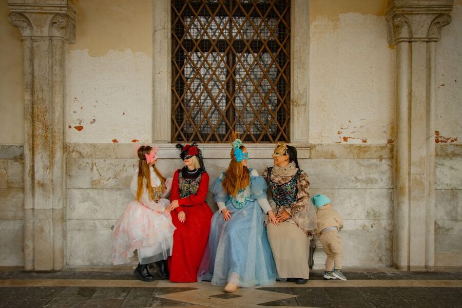 Romantic Photoshoot Experience for Couples in Venice - Direction from a local photographer