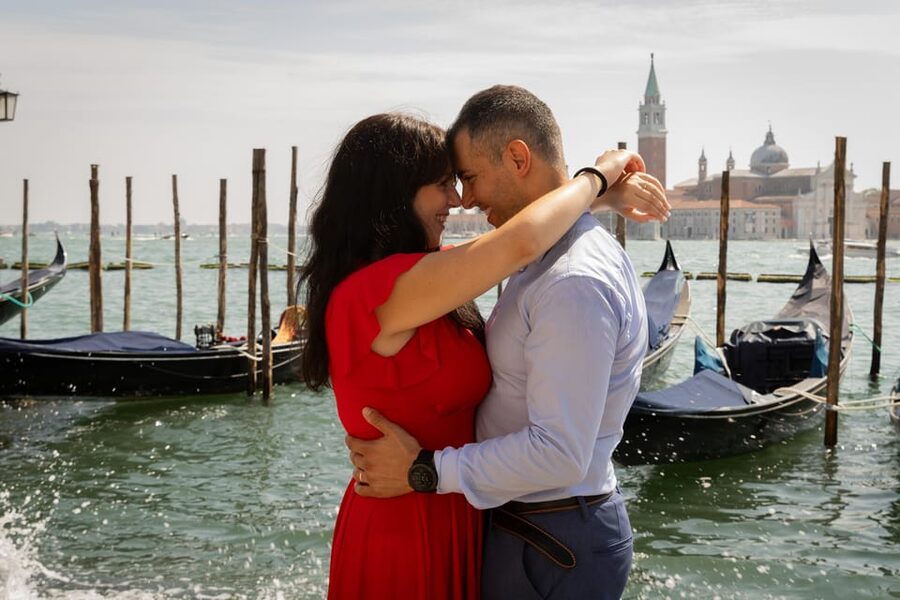 Romantic Photoshoot Experience for Couples in Venice - Meeting at Caffè Florian