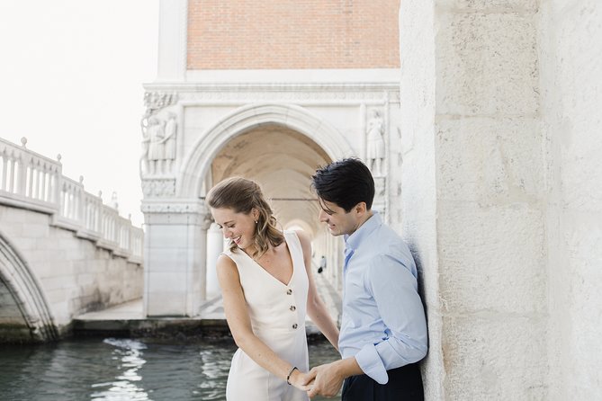 Romantic Photoshoot in Venice - The value of a private session for couples