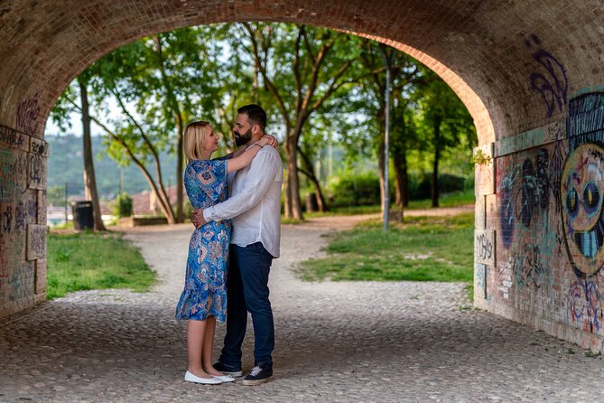 Romantic Photoshooting in Verona - Ponte Pietra adds the river and old bridge