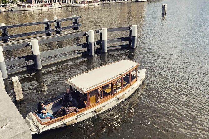 Romantic Private Boat Tour Amsterdam 90min incl welcome drink - The famous illuminated bridge