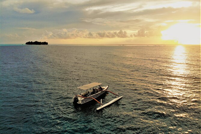 Romantic Private Sunset and Motu Dinner for Two - Ukulele music makes the evening feel local