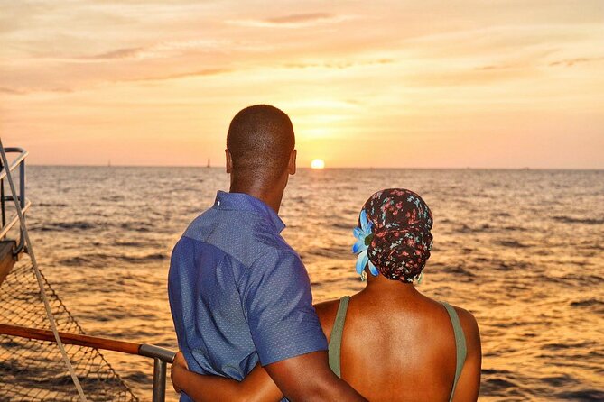 Romantic Sailboat Sunset: Live Music, Premium Bar & Dinner -Cabos - Premium cocktails and live music on the return