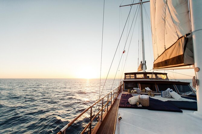 Romantic Sailboat Sunset: Live Music, Premium Bar & Dinner -Cabos - What to wear and bring for three hours on the water