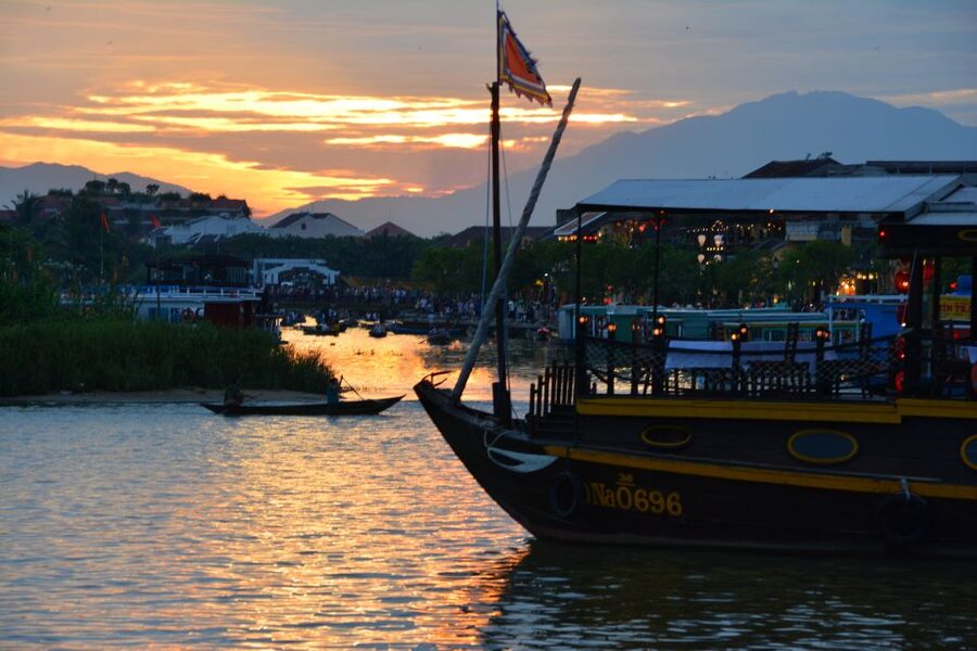 Romantic Sunset Dinner Cruise in Hoi An - Who will enjoy it most?