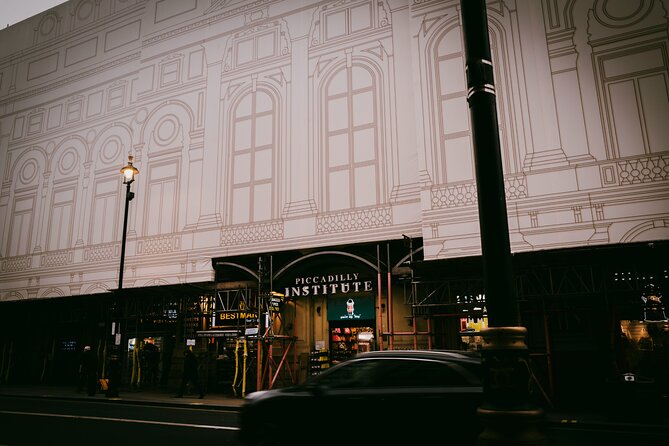 Romantic Walk in Soho - Larissa Avononmadegbe as guide and photographer