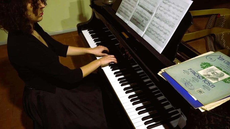 RomanticOpera concert in the artist's house on the hills and wine tasting - What the 90-minute schedule means for you