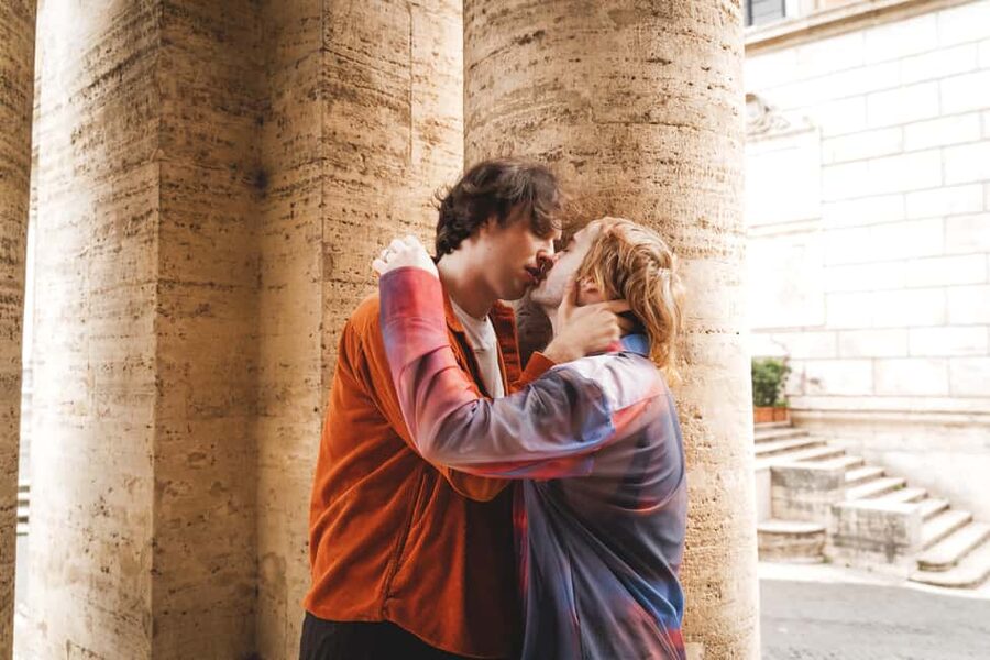 Rome: Couple Photoshoot Experience LGBTQ+ Friendly - Photos, delivery, and extra costs