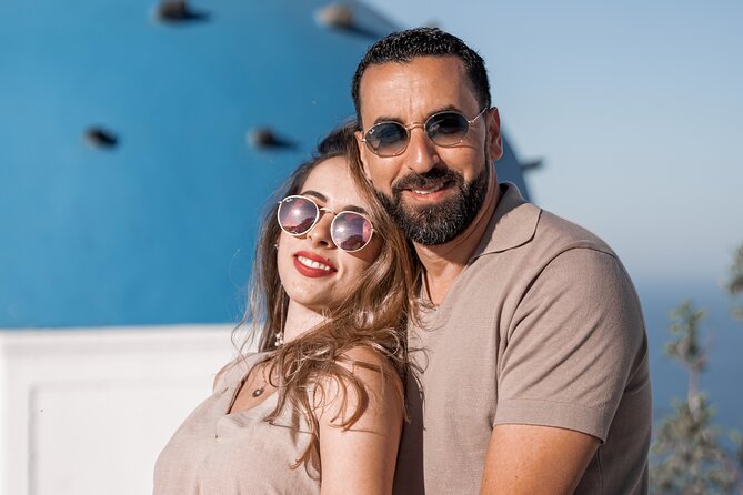 Santorini: Customized Private Photoshoot Walk in Oia - Posing help for couples, honeymoons, and proposals