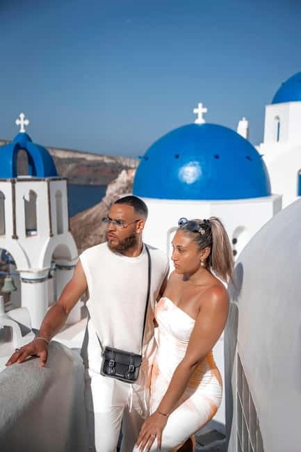 Santorini: Oia Private Couple Photoshoot with 35 Photos - Walking through whitewashed lanes and blue domes