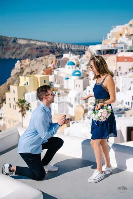 Santorini: Oia Private Couple Photoshoot with 35 Photos - Pose help for nervous couples