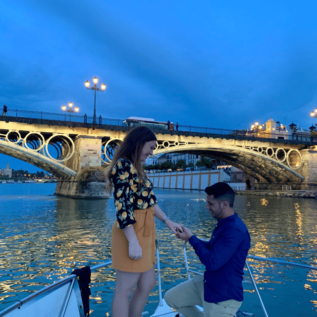 Sevilla: Romantic Boat Ride - One hour with frizzante wine