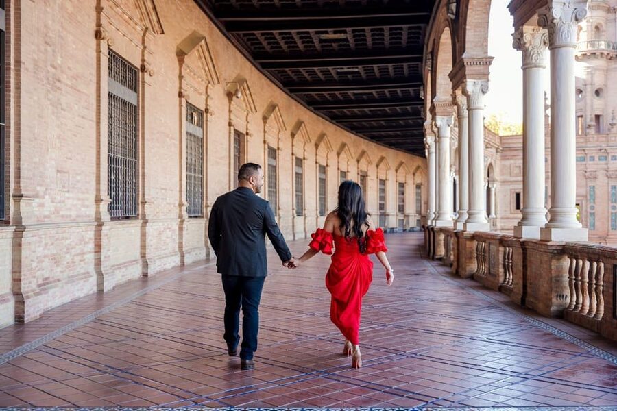 Seville: Romantic photoshoot for Couples - Exploring Seville’s corners without a fixed route