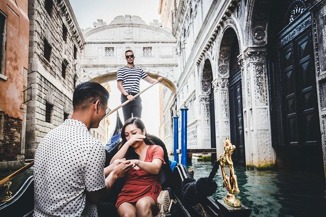 Sunrise Couple Photoshoot Tour - A private session with Carlo and Lisa