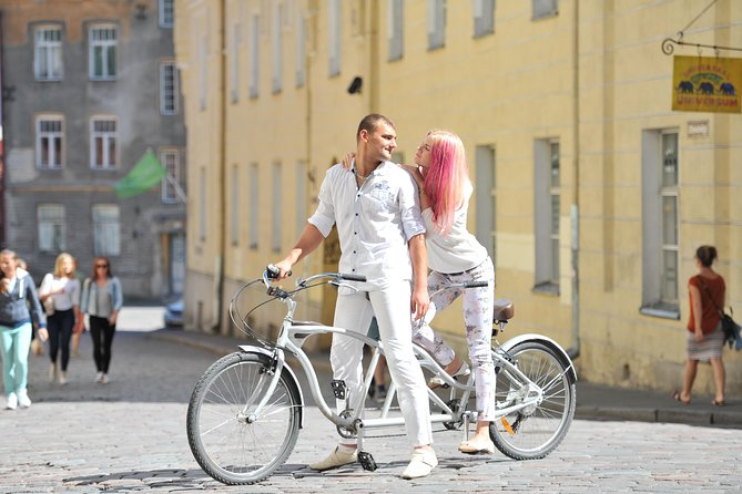 Tallinn 1 Hour Romantic Photo Tour - What this one-hour Tallinn experience actually offers