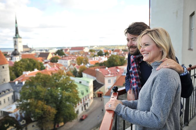 Tallinn 1 Hour Romantic Photo Tour - Walking Tallinn Old Town with a camera ready