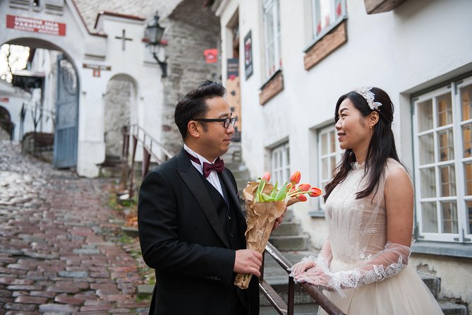 Tallinn 1 Hour Romantic Photo Tour - Meeting at Niguliste Street