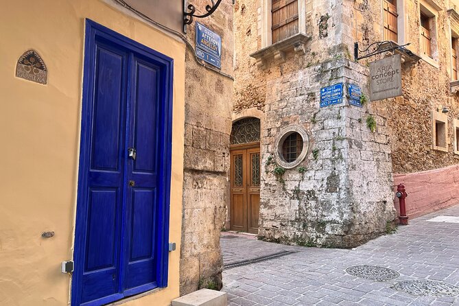 True Love in Chania: Self-Guided Romantic Puzzle Walk - The Hand Monument at Plateia Talo
