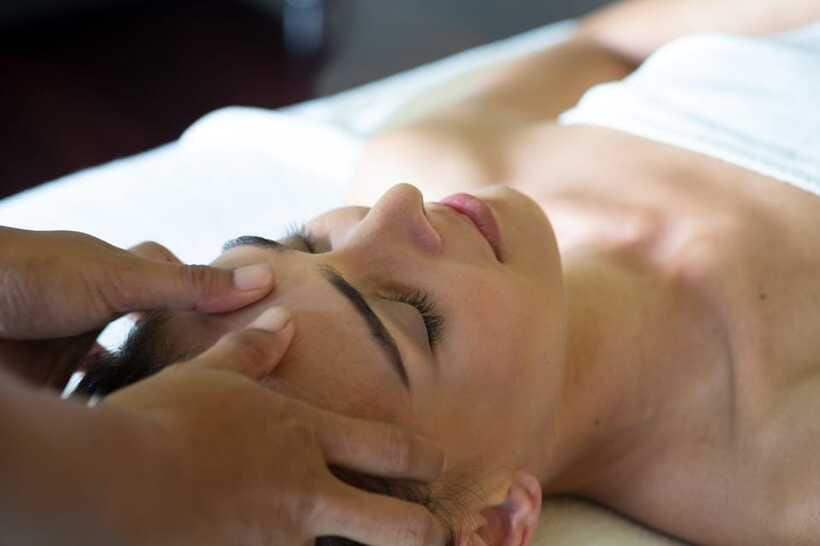 Ubud: Couple Spa Treatment with Bath Ritual & Sparkling Wine - The rose-petal love bath