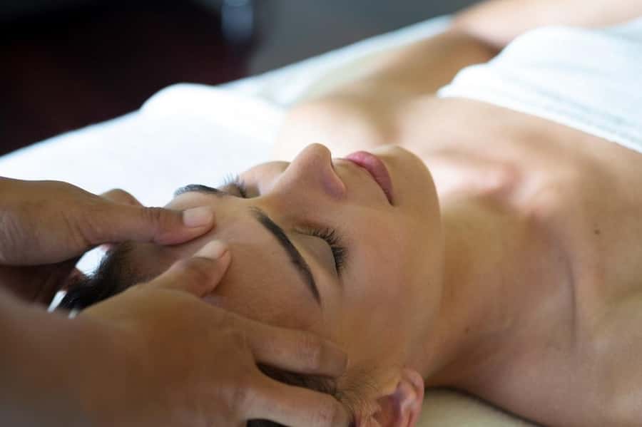Ubud: Couple Spa Treatment with Bath Ritual & Sparkling Wine - The welcome drink and foot-cleansing ceremony