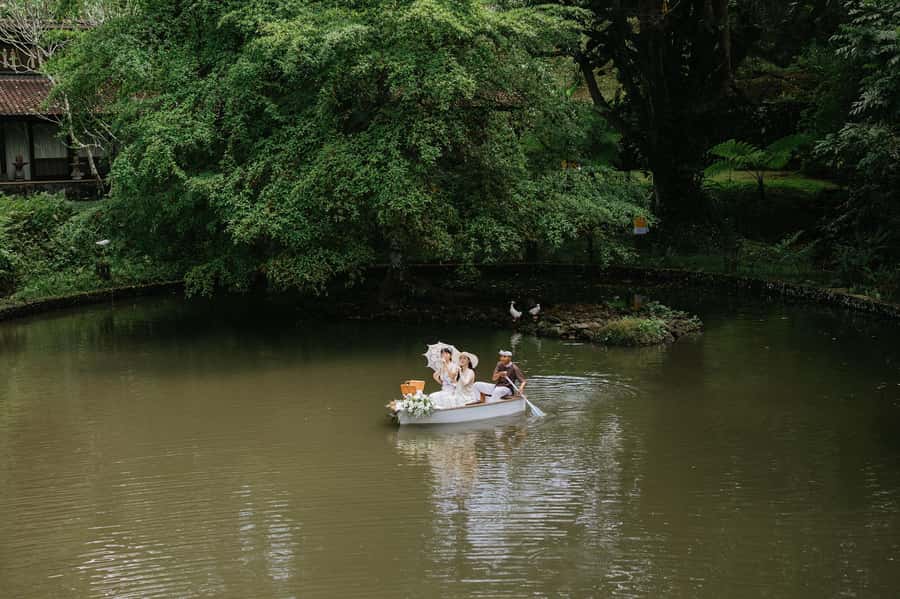 Ubud: Romantic Picnic on a Wooden Boat with Sparkling Wine - Key points to know before booking
