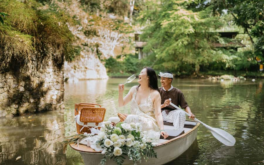 Ubud: Romantic Picnic on a Wooden Boat with Sparkling Wine - The picnic basket: what is included to eat and drink