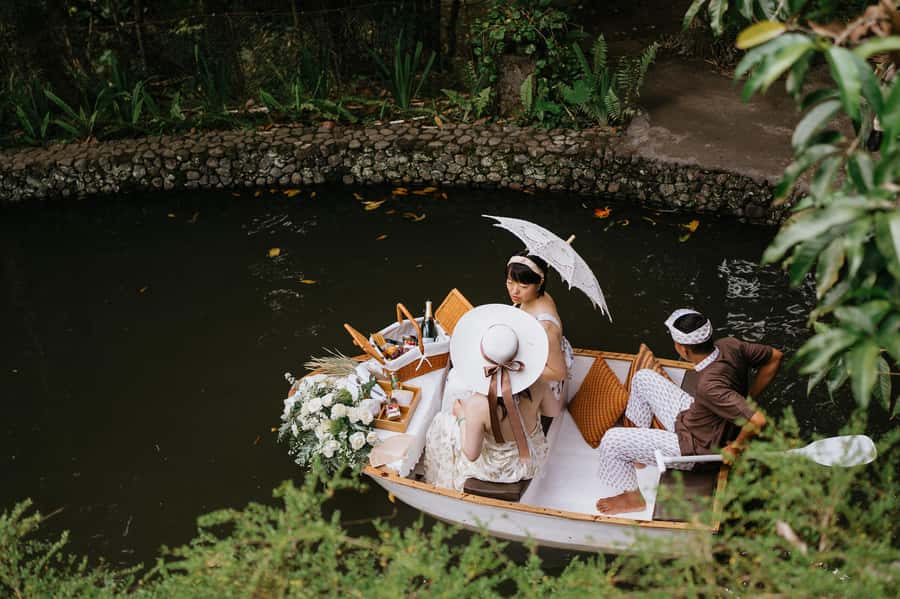 Ubud: Romantic Picnic on a Wooden Boat with Sparkling Wine - Price and value for two people