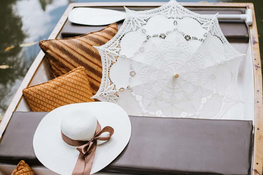 Ubud: Romantic Picnic on a Wooden Boat with Sparkling Wine - What the one-hour private boat experience feels like