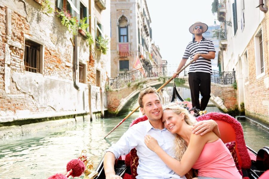 Venice: Romantic Gondola tour and Dinner for two - Key details at a glance