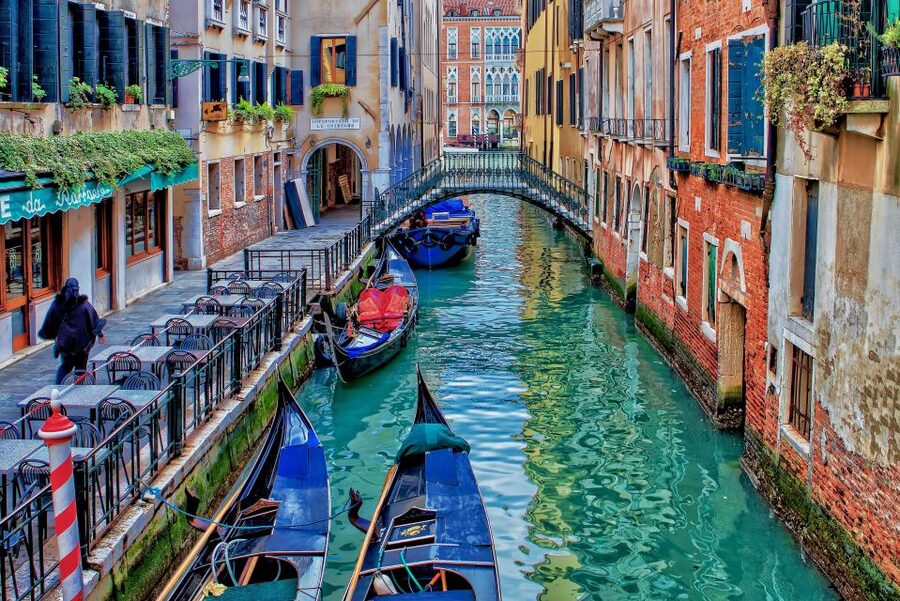 Venice: Romantic Gondola tour and Dinner for two - Should you book the gondola and dinner?