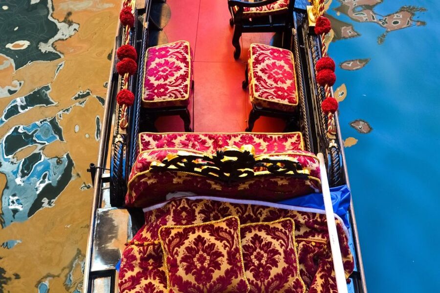 Venice: Romantic Gondola tour and Dinner for two - What the 30-minute gondola ride gives you
