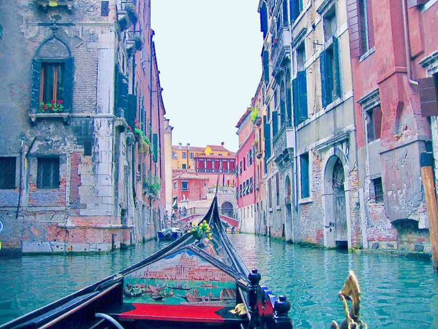 Venice: Romantic Gondola tour and Dinner for two - From Campo Santa Maria del Giglio to La Caravella