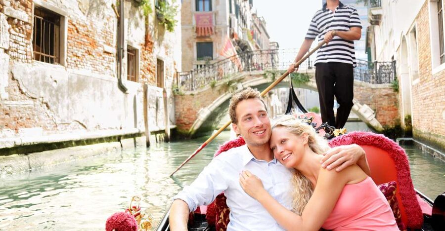 Venice: Romantic Gondola tour and Dinner for two - What the dinner adds to the evening