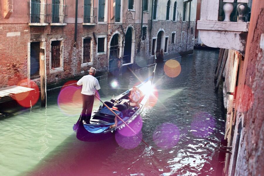 Venice: Romantic Gondola tour and Dinner for two - Dress, access, and practical limits