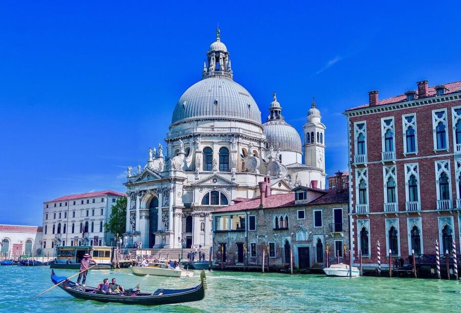 Venice: Romantic Gondola tour and Dinner for two - Who should book this Venice evening?