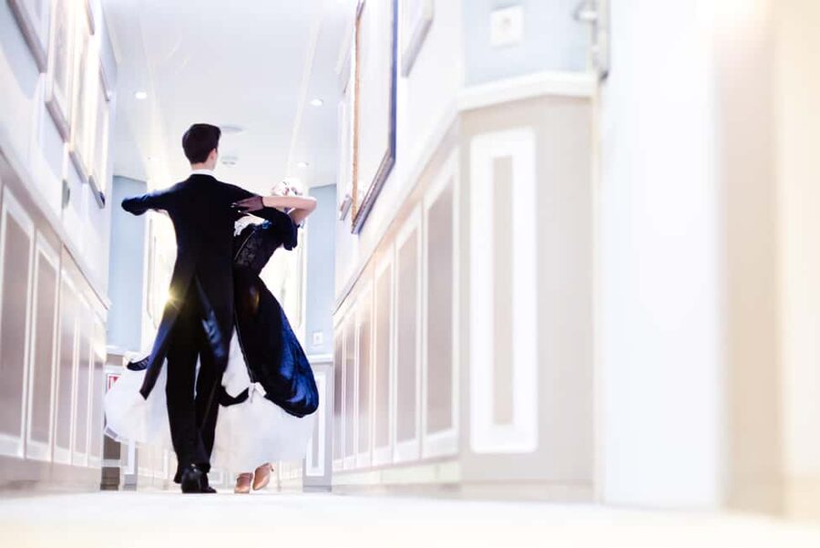 Vienna: Viennese Waltz Beginner Workshop for Couples - Moving Around the Ballroom