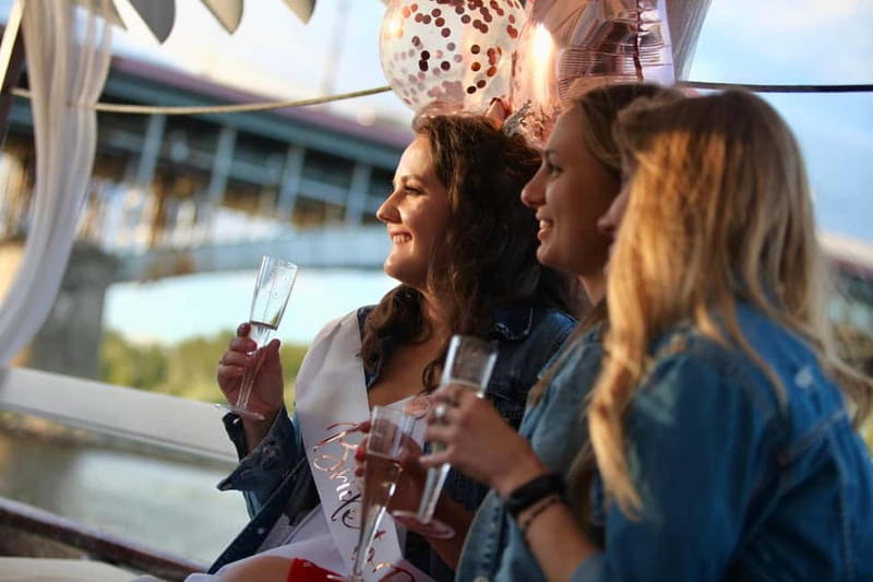 Warsaw: Romantic Cruise with Prosecco–Birthdays & Proposals - What the $267 group price really gives you