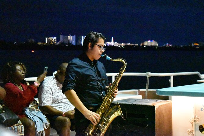Your Romantic Dinner in Cancun, includes national open bar and live music - Saxophone music and the social mood